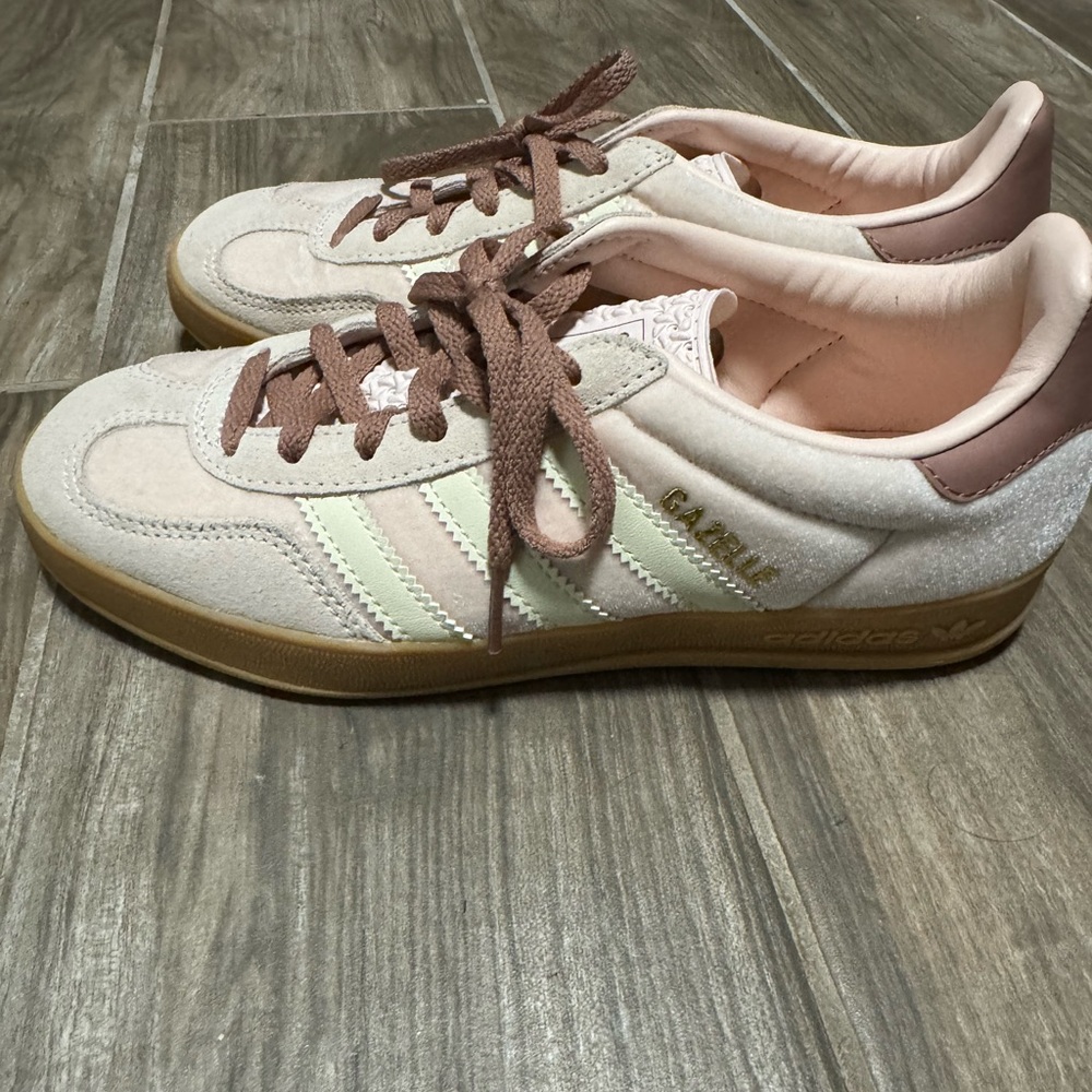 Adidas Women's gazelle size 5.5